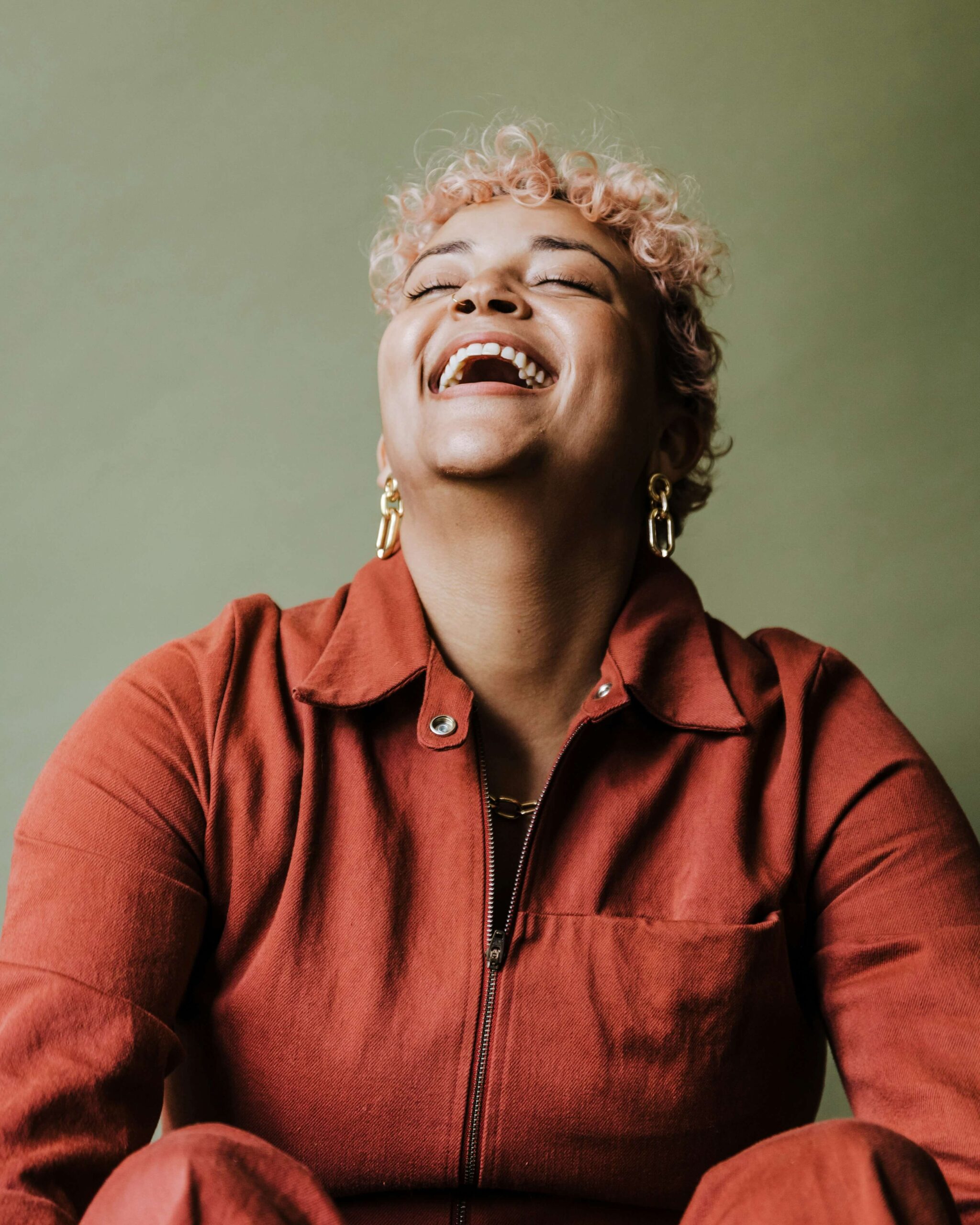 Smiling woman in a red top, symbolizing impactful keynote speaking and events by MitoKhon.